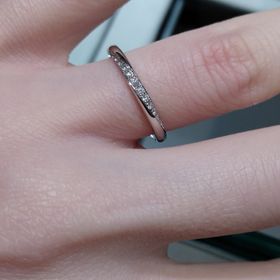 【アイプリモ(I-PRIMO)の口コミ】 ぐるりと横までメレダイヤモンドが入っていて、真正面から見ても横から見…