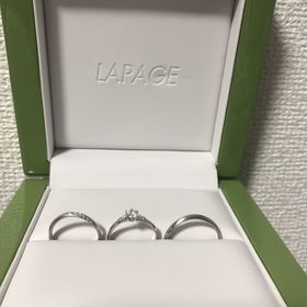 【LAPAGE(ラパージュ)の口コミ】 婚約指輪との相性（一緒にはめたときの感覚）や、男性用の結婚指輪との兼…