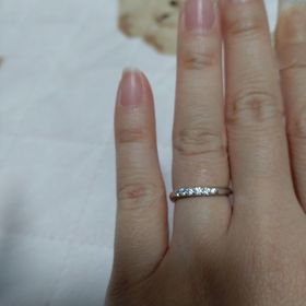 【ジュエリーツツミ(JEWELRY TSUTSUMI)の口コミ】 ６粒のダイヤがキラキラと輝いて、とても綺麗だったことと、見た目の割に…