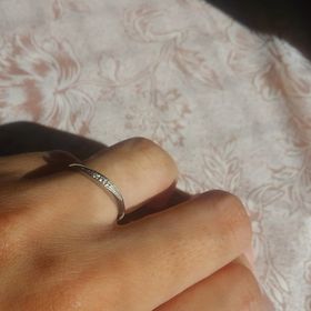 【サマンサシルヴァブライダルの口コミ】 関節がふとく、真っ直ぐな指輪だと指の短さが目立つので、ななめのデザイ…