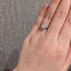 【ラザール ダイヤモンド(LAZARE DIAMOND)の口コミ】 一粒ダイヤは若いうちは似合うけど歳を重ねたらシンプルすぎるのではない…