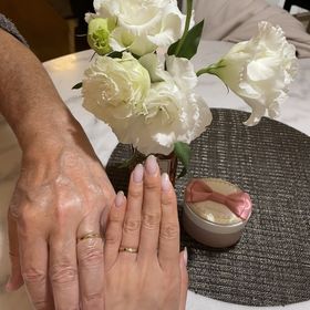 【insembre(インセンブレ)の口コミ】 素材がゴールドでごくごくシンプルで細めで邪魔にならないものを探してコ…