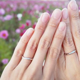 【銀座ダイヤモンドシライシの口コミ】 ストレートの指輪に憧れていたのですが、この指輪はそれ程ウェーブ感なく…