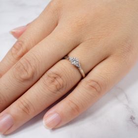 【銀座ダイヤモンドシライシの口コミ】 1粒ダイヤの王道と迷いましたが、こちらはメレダイヤまで入れて1つのダイ…