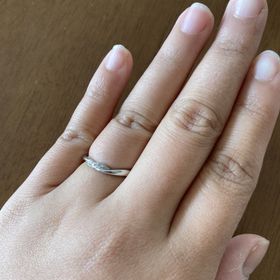 【COLANY(コラニー)の口コミ】 結婚指輪はストレートなものが一般的だと思ったが、少しウェーブになって…