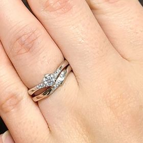 【アイプリモ(I-PRIMO)の口コミ】 リングのデザインは、派手過ぎず、中央のダイヤモンドに合うように小さい…