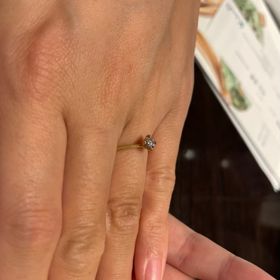 【4℃ BRIDAL(ヨンドシーブライダル)の口コミ】 ダイヤが際立つようダイヤのキューレットが隠れないよう土台が小ぶりで工…