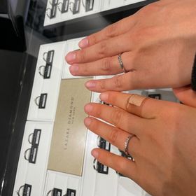 【ラザール ダイヤモンド(LAZARE DIAMOND)の口コミ】 指輪のデザインと着け心地がとても気にいりました。ウェーブ形状なので、…