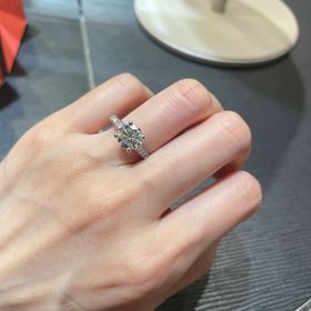 【ヴァン クリーフ＆アーペル(Van Cleef & Arpels)の口コミ】 センターのダイヤモンドはD,E、Fのみのカラーを使用していて4爪でささえて…