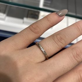 【銀座ダイヤモンドシライシの口コミ】 ストレートタイプでシンプルめなデザインでも、ダイヤが手前に膨らんでい…