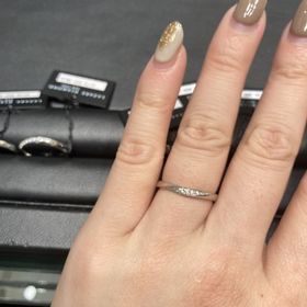 【ラザール ダイヤモンド(LAZARE DIAMOND)の口コミ】 ストレートに近いVラインなリングで、ダイヤの部分が左下りなので、薬指が…