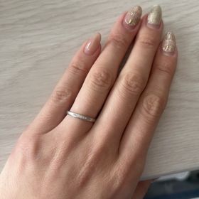 【アイプリモ(I-PRIMO)の口コミ】 女性側の指輪のデザインがシンプルだがダイヤが着いてあり、さりげなく見…