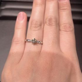 【ラザール ダイヤモンド(LAZARE DIAMOND)の口コミ】 SNSでこのデザインの指輪をみて一目惚れだったためお店に伺いました。左右…