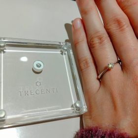 【TRECENTI(トレセンテ)の口コミ】 指輪のデザインはシンプルでプラチナです。 ダイヤモンドがひとつ付いてい…