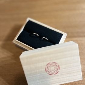 【出雲結(いずもゆい)の口コミ】 デザインがとても気に入りました。
ダイヤの数や内石など様々な部分で自分…