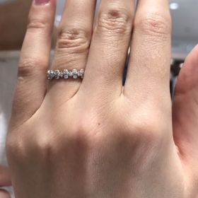 【AHKAH(アーカー)の口コミ】 お花をイメージさせるデザインでかわいいです。ダイヤモンドもきらきらと…