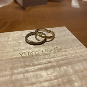 【YUKA HOJO(ユカホウジョウ)の口コミ】 槌目の模様がとてもきれいで一目惚れしました。色もホワイトゴールドなど…