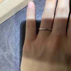【TRECENTI(トレセンテ)の口コミ】 指輪の形はストレートなので、ずっとつけていても違和感が少なそうでよか…