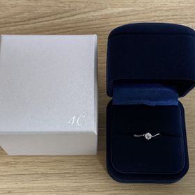 【4℃ BRIDAL(ヨンドシーブライダル)の口コミ】 リング360°のウェーブがかかっており、彼女をイメージした時、付けて…