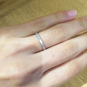 【AHKAH(アーカー)の口コミ】 夫とお互いシンプルなものが好みであったため、細身でキラキラしないデザ…