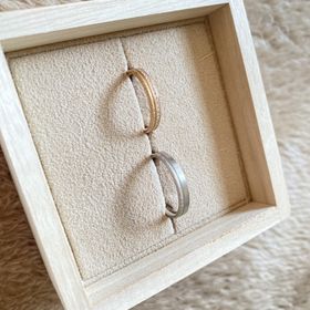 【YUKA HOJO(ユカホウジョウ)の口コミ】 シンプルなデザインで着けやすい。
指輪の下側と上側でデザインが違うので…