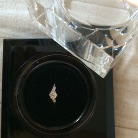 【ラザール ダイヤモンド(LAZARE DIAMOND)の口コミ】 デザインが気に入っています。指が短いので、V字のリングは指を長く見せて…