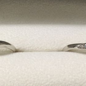 【SWEET BLUE DIAMOND(スウィートブルーダイヤモンド)の口コミ】 シンプルなデザイン、くっついている石もあまり大きくないもの、細身でリ…