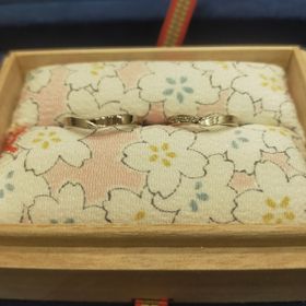 【杢目金屋(もくめがねや)の口コミ】 綺麗な木目デザインに惹かれたのと、一つの指輪をお互いでもぎって2つに分…