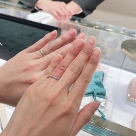 【ティファニー(Tiffany & Co.)の口コミ】 彼10号、私7号どちらも2mmです。
彼の指が細く、細いデザインが似合うので…