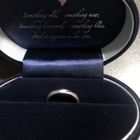 【Something Blue(サムシングブルー)の口コミ】 長く使えそうなとてもシンプルなデザインで、自分と旦那のデザインとサイ…