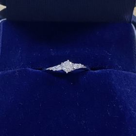 【銀座ダイヤモンドシライシの口コミ】 なめらかで女性らしいデザインであった為こちらで購入しました。また外資…