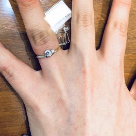 【MILK&Strawberry(ミルクアンドストロベリー)の口コミ】 リングが、細めでシンプルなデザインです。s字にウェーブしているので、華…