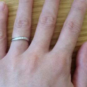 【エクセルコダイヤモンド(EXELCO DIAMOND)の口コミ】 カーブをしている指輪が欲しかったのと、派手すぎない程度に石がついてい…
