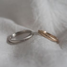 【Cayof(カヨフ)の口コミ】 真ん中に伏せ込みでダイヤモンドを入れたのでシンプルながらも特別感のあ…