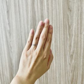 【銀座ダイヤモンドシライシの口コミ】 ダイヤモンドが数個配置されていて、シンプルすぎずかといって華美すぎな…