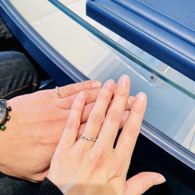 【エクセルコダイヤモンド(EXELCO DIAMOND)の口コミ】 女性側のダイヤの並び方が、3箇所に入っており、どこからみてもキラキラし…