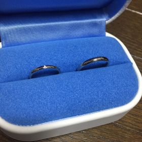 【銀座ダイヤモンドシライシの口コミ】 今流行りの斜めにメルダイヤが敷き詰められている指輪はどこのブランドで…