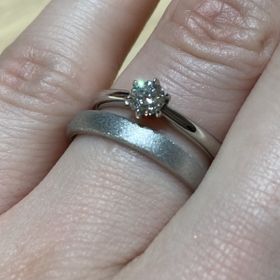 【TOMOE(トモエ)の口コミ】 シンプルなデザインで、表面をつや消し加工しマットしてもらい自分の指に…