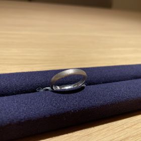 【TOMOE(トモエ)の口コミ】 リングの表面のデザインはシンプルだが加工の種類が選べて、リング内側は…