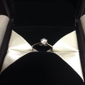 【エクセルコダイヤモンド(EXELCO DIAMOND)の口コミ】 全体的に細くて、中心の石に向かって細くなるところがとても気に入りまし…