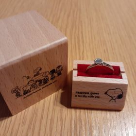 【with Happiness..の口コミ】 彼女が大のスヌーピー好きなので、PEANUTSとコラボした指輪を選びました。…