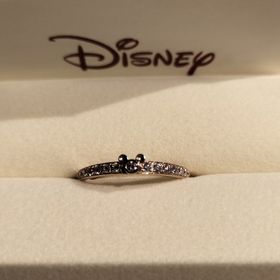 【ケイウノ ブライダル(K.UNO BRIDAL)の口コミ】 ハーフエタニティなのでとてもキラキラしていて、かつ真ん中がミッキーに…