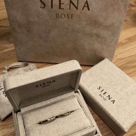【SIENAROSE(シエナロゼ)の口コミ】 夫婦でゴールドの指輪を探していましたが、イエローゴールドは目立ちすぎ…