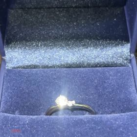 【SANJI(サンジ)の口コミ】 プラチナとピンクゴールドの品を求めていました。V字のリングの上にダイヤ…