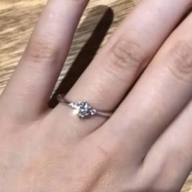 【ith(イズ)の口コミ】 両サイドに小粒の石がついていて1石タイプのソリティアよりもいかにも婚約…