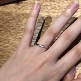 【ith(イズ)の口コミ】 ウェーブしたデザインに石があしらわれていて天の川よようで素敵でした。…