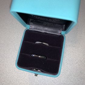 【ティファニー(Tiffany & Co.)の口コミ】 とにかくデザインが可愛い。華奢だけど豪華・綺麗で自身の指に着けた瞬間…