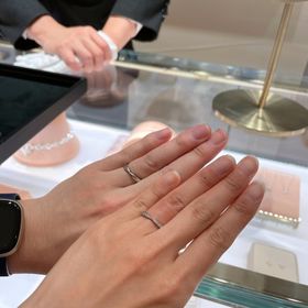 【ティファニー(Tiffany & Co.)の口コミ】 【彼:ハーモニープラチナ3mm】
　彼は10号　色白で細い指なので、ハーモニ…