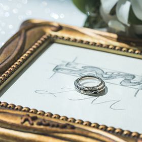 【ケイウノ ブライダル(K.UNO BRIDAL)の口コミ】 フルオーダーでデザインから材質まで決められたことです。夫が金属アレル…