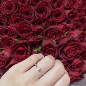 【ラザール ダイヤモンド(LAZARE DIAMOND)の口コミ】 シンプルで生涯つけることのできる婚約指輪を探してました。友人が購入し…